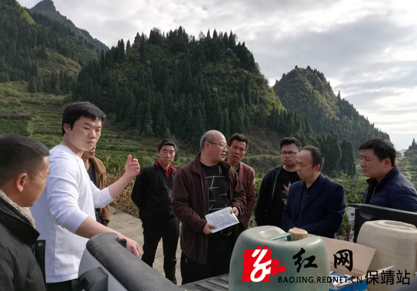 技术人员与农户沟通1.jpg 技术人员与农户沟通1.jpg