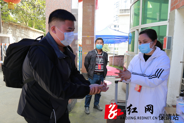给学生消毒.jpg