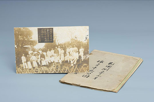1919年李梅羹的湖南长郡中校第九次毕业旅京学友游中央公园纪念合影及自署