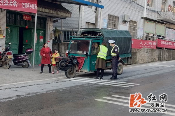 打鼓坪乡：整治马路市场 还路于民1_副本.jpg