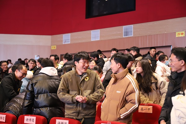 学员们正在进行“生命因看见而美好”沟通练习.jpg