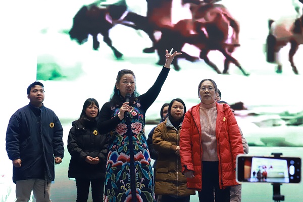 学员们与授课教师共同完成情景创设体验.jpg