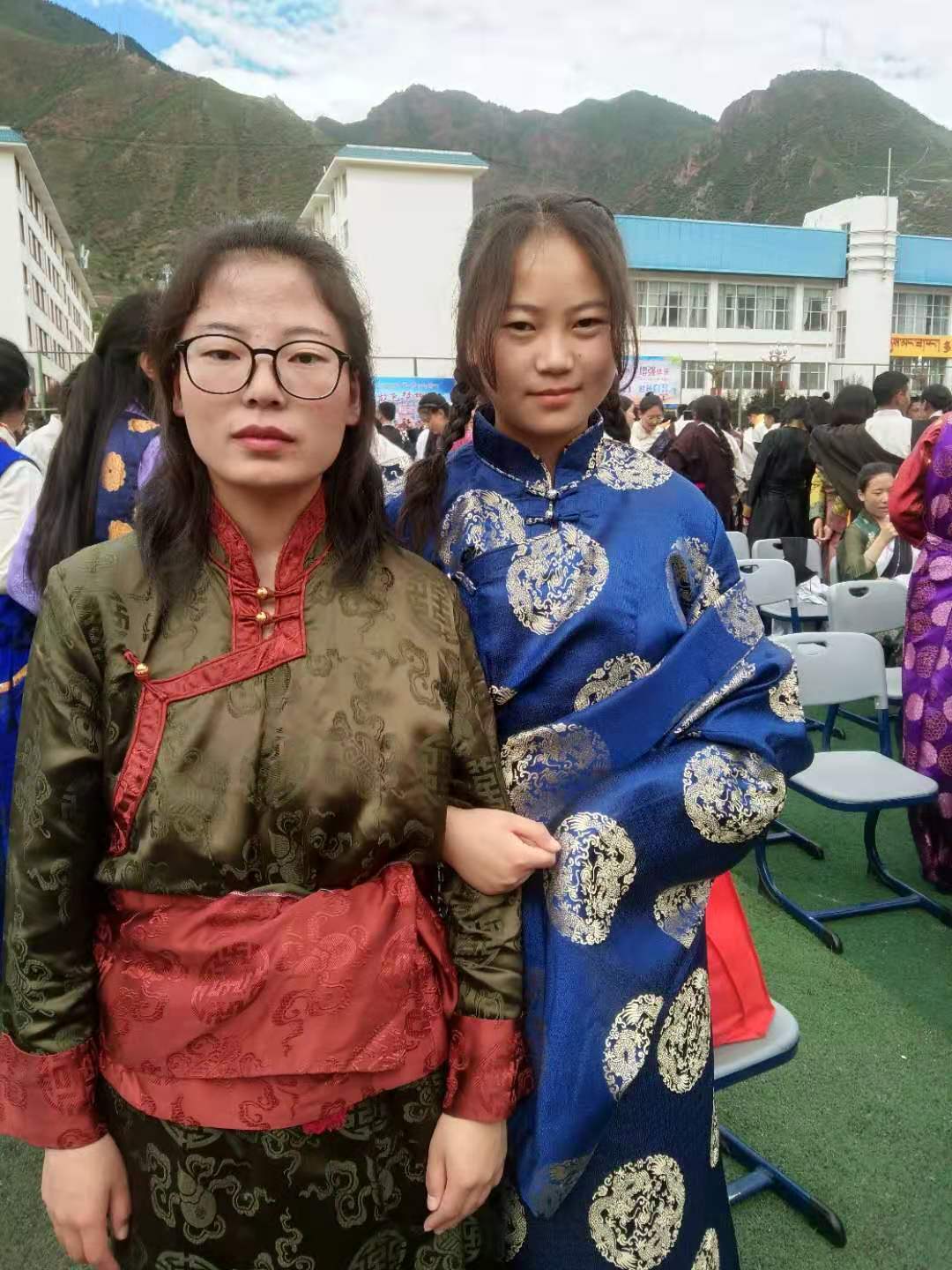 顿珠央宗（左）,怀化学院在西藏地区招收的首批学生。.jpg