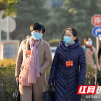 组图 | 两会直击：戴着口罩取餐 摘下口罩吃饭