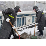 铲冰除雪，为群众出行保驾护航