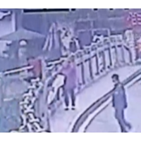 视频 | 长沙一女子医院轻生 雨花网格员潜至身后一把抱回