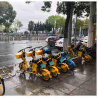 停车入位 这抹“城管蓝”为星城文明添彩