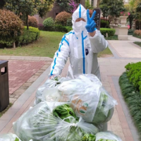 管控区内的物业工作者:把办公室变成“家”,当好居民“摆渡人”