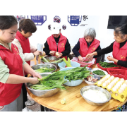 村里有个“睦邻食堂”，点亮留守老人幸福“食”光