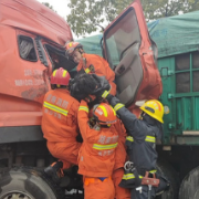 两车相撞！长沙县安沙消防紧急救援被困司机