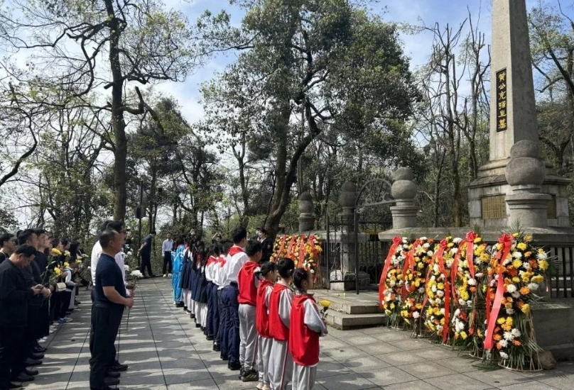 青山埋忠骨 鲜花祭英魂