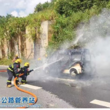 长沙公路：洞株公路货车自燃  养护人员联合消防救火除险