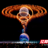 160米高“烟花光塔”惊艳亮相 科技浪漫点亮浏阳烟花之夜