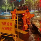 暴雨中，他们全力守护......
