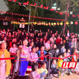 舞狮开场，花鼓传情，千名居民在家门口过戏瘾