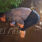视频丨暴雨整夜“刷屏”  有人彻夜未眠 他们把安全感焊在风雨里