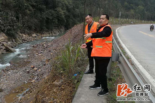 图为双牌县公路建设养护中心主任陈靖文带领养护股长排查交通问题顽瘴痼疾_meitu_3.jpg