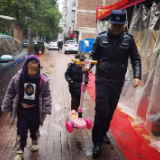 娄底：雨途漫漫 警察蜀黍送迷路儿童回家