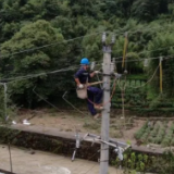 国网冷水江市供电公司冒雨抢修 让孩子吃上了热腾腾的饭菜