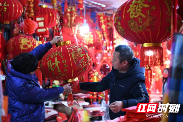 红网时刻娄底1月28日讯（通讯员 梁飘飞）春节将至，娄星区处处洋溢着喜庆的氛围。整个城区张灯结彩、装扮一新；各大商场，喜庆的红灯笼、红红火火的“福”字、吉祥的中国结等装饰品吸引选购者络绎不绝。广大志愿者深入基层一线，开展贴春联、送年画、爱心慰问等文明实践志愿服务活动，城区充满着暖暖的温度，人们在喜庆祥和的氛围中欢欢喜喜过大年。