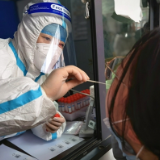 娄底市中心医院核酸检测点迎来春节返工高峰 单日核酸检测2377人