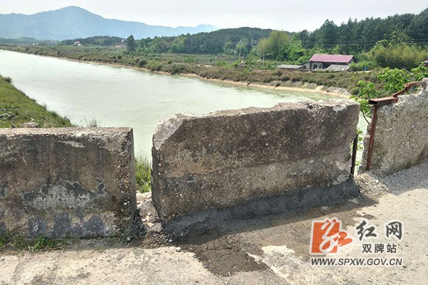 h五里牌镇柏梧塘村：堵住安全隐患 守护生命通道 (3).jpg