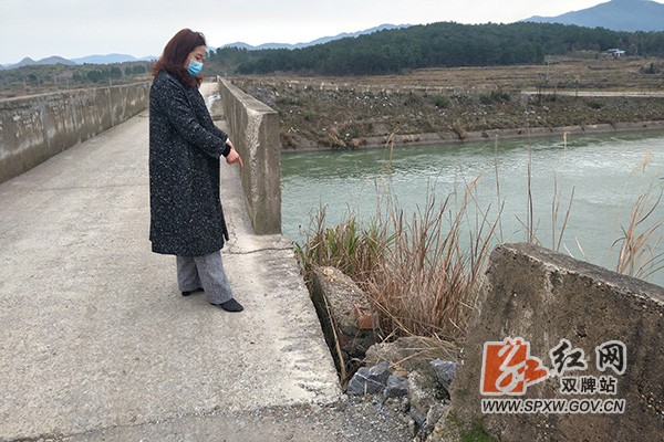 h五里牌镇柏梧塘村：堵住安全隐患 守护生命通道 (1).jpg