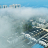 云雾缭绕中株洲机务段：工业与自然的画卷