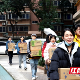 这个周末有点甜 盐津铺子高校主播走进社区家庭