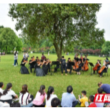 坐在草坪上听交响乐 橘子洲景区上演假日音乐会