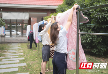 晒被子寄资料，高校辅导员有求必应，学生直言“太暖心”