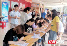 宁乡市举行大型人才引进招聘会 480人达成就业意向