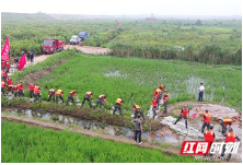 岳阳县出现两处险情 武警官兵争分夺秒封堵管涌