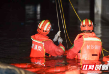 支援四川乐山丨地下车库被淹 长沙消防通宵排涝