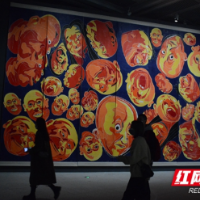 方力钧版画作品正在湖南省博物馆展出