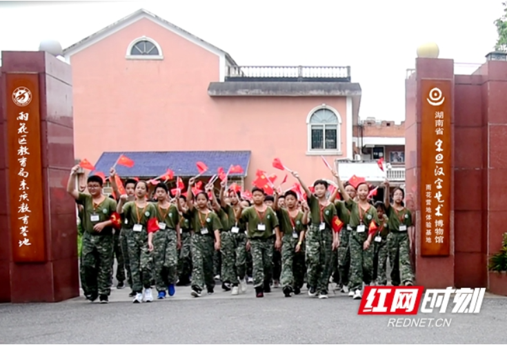 献礼建党百年 雨花区学子共同印制巨幅党旗