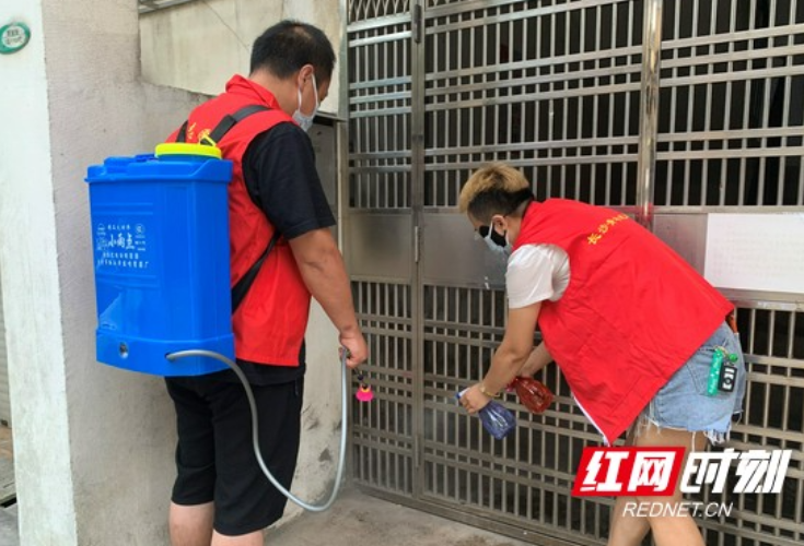 长沙青竹湖畔社区携手志愿者织密防疫安全网