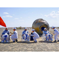 时刻知道丨航天员“太空出差”返回地球后，为何要被抬着走？