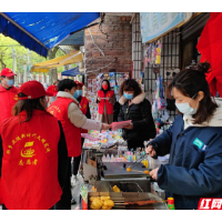 湘乡卫健志愿者深入沿街店铺宣传 筑牢疫情防控屏障