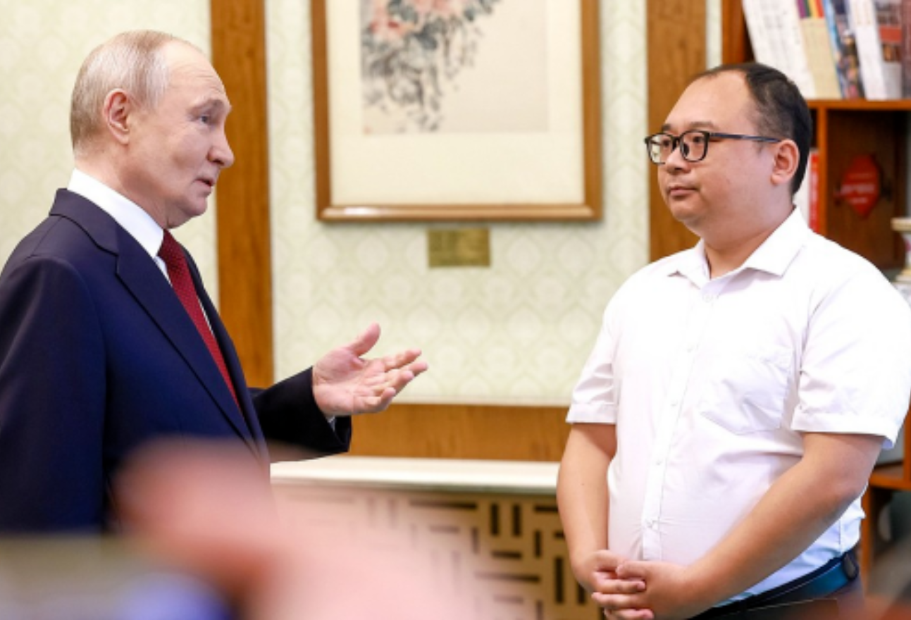 湖南“小男孩”与普京再相逢：我带了醴陵陶瓷，总统回赠了皇家茶具