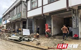 闺蜜、乡邻一起清淤 常德石门受灾群众互助自救