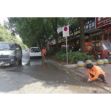 娄底市环卫工人清理街道油污还路面本色