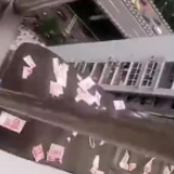 重庆29岁男子吸毒后高空抛撒父母留下的20万人民币现金