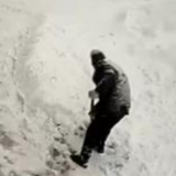 暴雪过后 拾荒老人主动为餐馆清雪 背后原因让人感动
