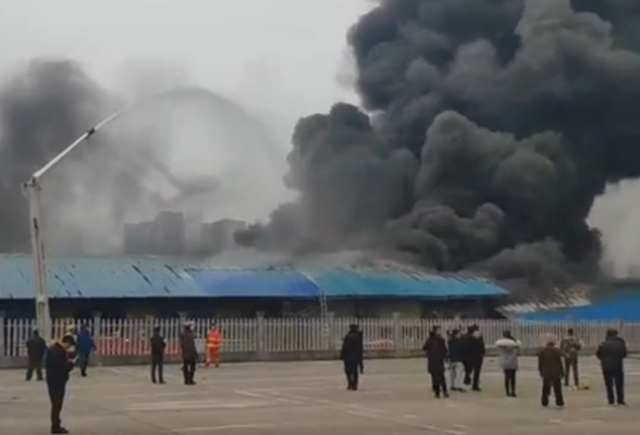 视频丨突发！长沙雨花区豹塘路和平小区附近一仓库发生火灾