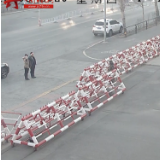 感人！退伍老兵路过老部队下车敬礼
