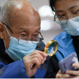 教爷爷奶奶“玩”手机