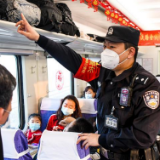 西部“天梯”格库铁路全线开通运营