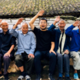 “叔，我给你照张相吧！”
