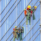 战高温的电力工人：烈日下的高空舞者